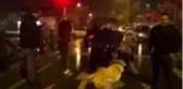 Motosikletten düşen kadını yağmurdan şemsiyeyle korudular