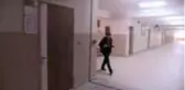 Piyanonun tuşlarına kendi besteleri için basıyor