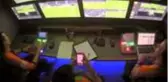VAR hakemi maç sırasında telefonuyla oynarken görüntülendi