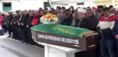 Samsun'daki evinde ölü bulunan doktor, izmir'de toprağa verildi