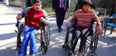 Fedakar anne baba engelli çocuklarına bebek gibi bakıyor
