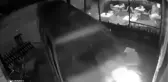 Freni boşalan minibüs iş yerine girdi