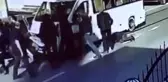 Kaza sonrası tekme tokat darp edilen sürücünün görüntüleri güvenlik kamerasına yansıdı