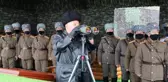 Kim Jong-un, karizmayı çizdirmemek için maske takmadı