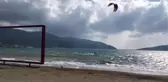 Marmaris'te adrenalin tutkunlarının denizde sörf keyfi