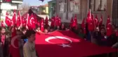 Öğrencilere şehit evinin önünde 