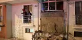 Bir apartmanın beton sundurması çöktü