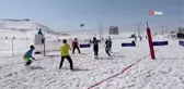 Bitlis'te ilk kez düzenlenen kar voleybolu büyük ilgi gördü