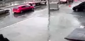 İstanbul'da öğrenci servisiyle ilginç kaza kamerada
