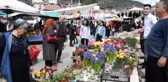 Tiyatro oyuncuları pazarcı kadınlara yardım etti, evlerde temizlik yaptı