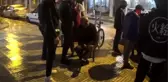 Yaralı bisiklet sürücüsüne şemsiyeli koruma