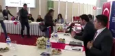Liseliler münakaşa değil münazara ediyor