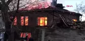 DÜZCE İki katlı ahşap ev çıkan yangında kullanılmaz hale geldi