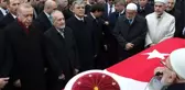 Şevket Kazan'ın cenazesinde yan yana saf tutan Erdoğan ve Gül'ün arasına başka biri girdi