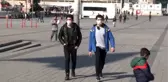 Taksim'de vatandaşların koronavirüs önlemi
