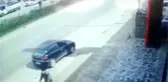 Otomobilin açılan kapısına çarpan motosikletin sürücüsü yaralandı