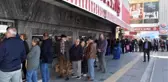 İzmir halkı koronavirüs salgını sonrasında kolonya sırasına girdi
