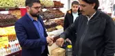Malatyalı esnaf, fırsatçılara inat alışveriş yapan her müşterisine kolonya hediye ediyor