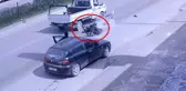 Kamyonetin altında 50 metre sürüklenen motosiklet sürücüsü, hayatta kaldığına inanamadı