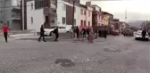 Otomobil bahçeye devrildi: 2 yaralı