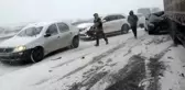 Rusya'da kar fırtınası nedeniyle 20 araç birbirine girdi