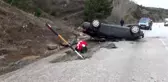 Tokat'ta devrilen otomobildeki iki kişi yaralandı