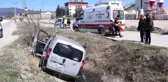 Hafif ticari araç su kanalına devrildi: 3 yaralı - BOLU