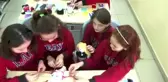 Eski kıyafetler öğrencilerin elinde bez bebek ve çantaya dönüşüyor