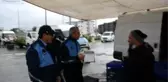 Pazarcılara maske ve eldiven dağıtıldı