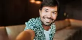 Şarkıcı Yalın, evden çıkamayan hayranları için Instagram üzerinden konser verdi