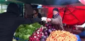 Tokat'ta pazarcılara eldiven ve maske dağıtıldı