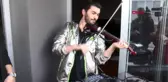 Adanalı kemancının müzik performansını mahalle sakinleri sokakta dinledi