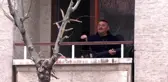 Aksaraylı saz sanatçısı evden çıkmayanlar için balkondan moral konseri veriyor