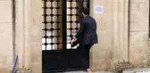 Caminin kapalı olmasına sinirlenen vatandaş, kapıyı zorlayarak kırmak istedi