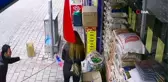 Eski erkek arkadaşına kızan genç kız, babasının marketini böyle kundakladı