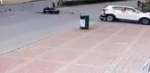 Kasksız motosiklet sürücüsü ölümden böyle döndü