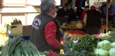 İZMİR Pazar esnafı koronavirüs tedbirlerine tam uymadı