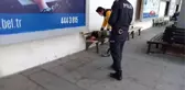 Polis sokakta 65 yaş üstü vatandaş ararken, meydanda sızan 70 yaşındaki adamı buldu