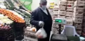 Çaldıranlı esnaftan sağlık çalışanlarına kilo kilo meyve