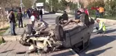 Derik'te kaldırıma çarpan otomobil takla attı