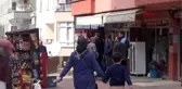Rize'de yıkılma riski nedeniyle tahliye edilen binada oturanlar, eşyalarını boşaltıyor