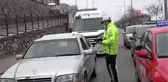 Trafik polisleri sürücüleri kimlik kontrolü yapıp tek tek uyardı