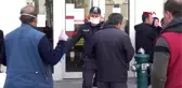 Yaşlılara hizmet veren banka müdürü ve güvenlik görevlisi hakkında tutanak tutuldu