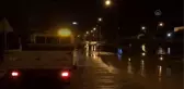 Adana'da içme suyu borusu patlayınca yolda göçük oluştu