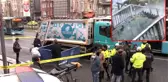Beyoğlu'nda genç adamın, çöp kamyonunun altında kaldığı anları güvenlik kamerası görüntüledi