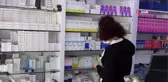 Bu eczanede ilaç alışverişleri havuz temizleme filesi ile yapılıyor