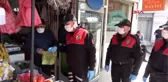 Evden çıkamayan çiftin ihtiyaç malzemelerini polisler getirdi
