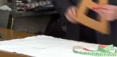 GAZİANTEP Terzi, komşuları için maske dikiyor
