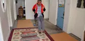 Batman'da 70 yaşındaki Ali dede evinde sıkılınca salıncak yaptı