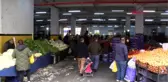 ESENYURT'TA İŞ YERLERİNİN ÖNÜNE SOSYAL MESAFENİ KORU ÇIKARTMALARI YAPIŞTIRILDI
